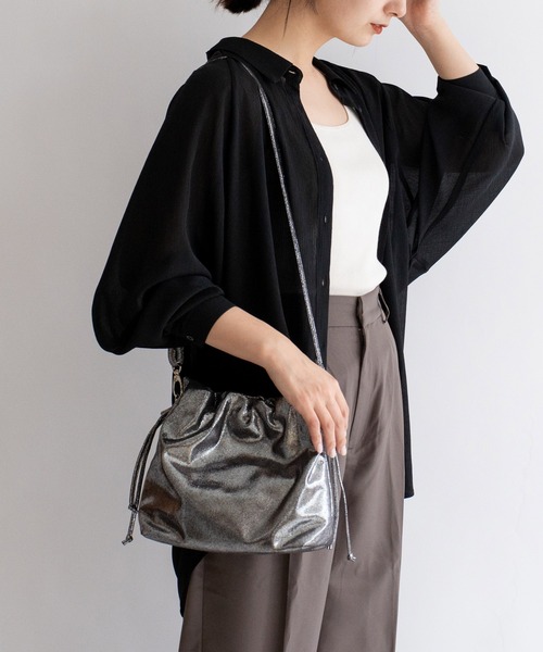 VitaFelice（ヴィータフェリーチェ）の「メタリック2wayショルダーバッグ ミニバッグ 巾着バッグ（ショルダーバッグ・レディース・シルバー/ガンメタ/シャンパン・FREE）」の5枚目の写真