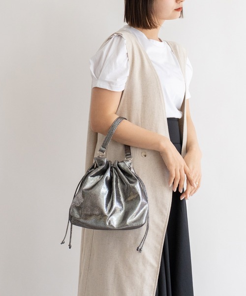 VitaFelice（ヴィータフェリーチェ）の「メタリック2wayショルダーバッグ ミニバッグ 巾着バッグ（ショルダーバッグ・レディース・シルバー/ガンメタ/シャンパン・FREE）」の6枚目の写真