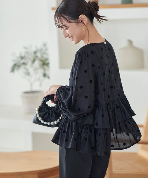 Petitle（プチレ）の「[ 低身長向けサイズ ] フロッキードットティアードブラウス（シャツ/ブラウス・レディース・オフホワイト/ネイビー/ブラック・PM）」の2枚目の写真