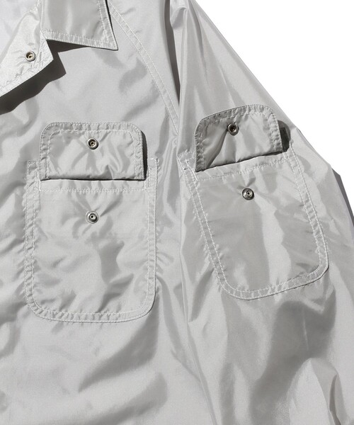 BEAMS PLUS(ビームスプラス)の「BEAMS PLUS / ブライト ナイロン スポーツ シャツ ジャケット(ブルゾン・メンズ・シルバー/グリーン・L/M/S/XL)」の9枚目の写真