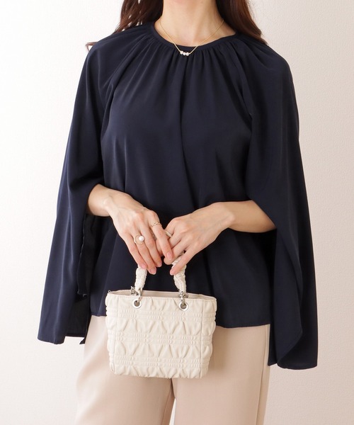 Lace Ladies(レースレディース)の「スリット入り フレア スリーブ ギャザー ネック ブラウス(シャツ/ブラウス・レディース・ホワイト/ベージュ/ネイビー/ブラック・FREE)」の4枚目の写真