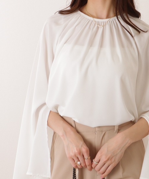 Lace Ladies(レースレディース)の「スリット入り フレア スリーブ ギャザー ネック ブラウス(シャツ/ブラウス・レディース・ホワイト/ベージュ/ネイビー/ブラック・FREE)」の1枚目の写真