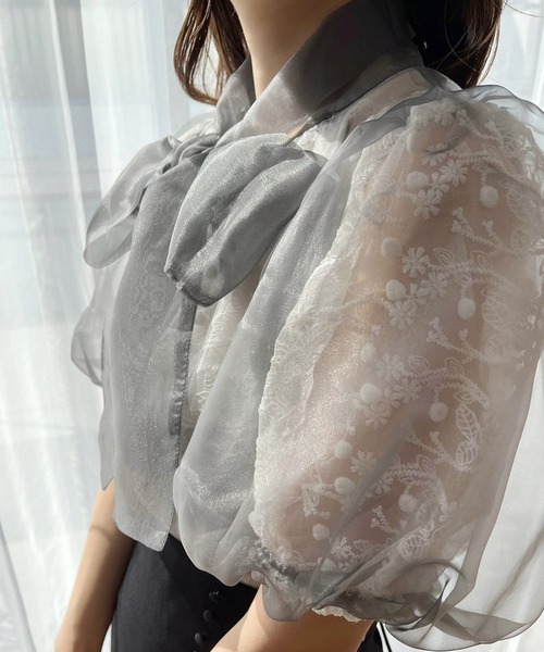 one after another NICE CLAUP(ワンアフターアナザーナイスクラップ)の「レース×オーガンジー重ねボウタイブラウス【WEB限定商品】(シャツ/ブラウス・レディース・ベージュ/グレー/オフホワイト・FREE)」の15枚目の写真