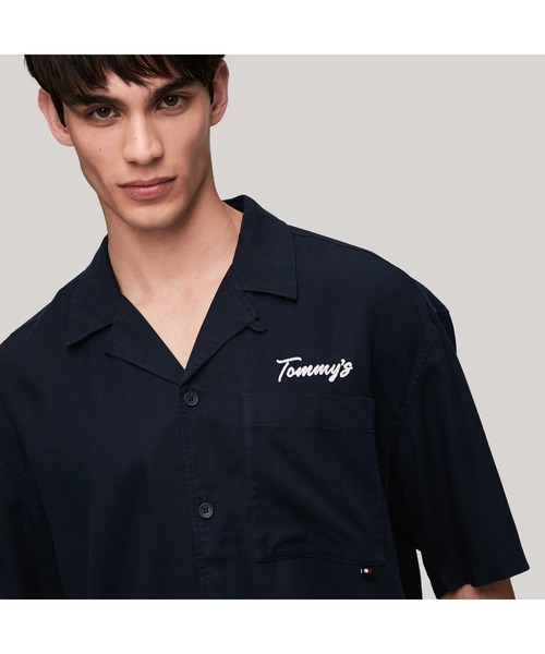 tommy jeans（トミー ジーンズ）の「リラックスグラフィックリゾートシャツ（シャツ/ブラウス・メンズ・ネイビー・LARGE/MEDIUM/SMALL/X-LARGE）」の4枚目の写真