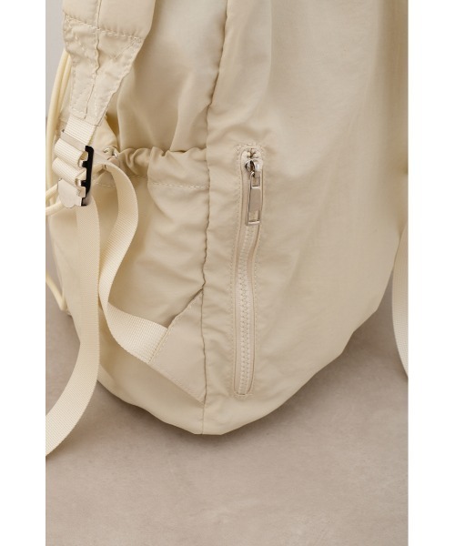AZUL by moussy(アズールバイマウジー)の「ドローストリングナイロンリュックサック(バックパック/リュック・レディース・アイボリー/ブラック・FREE)」の8枚目の写真