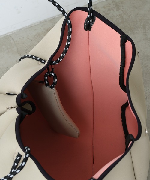 CIAOPANIC TYPY（チャオパニックティピー）の「【shay】ネオプレン2WAYBAG（トートバッグ・レディース・オレンジ/ピンク/サックスブルー/グレイッシュベージュ/ブラック・ONE SIZE）」の9枚目の写真