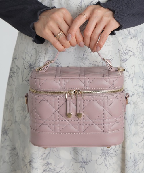 ALTROSE(アルトローズ)の「3WAY バニティバッグ キルティング ショルダーバッグ エレブ(ショルダーバッグ・レディース・ブラック/アイボリー/ピンク/ベージュ/ライトブルー・FREE)」の5枚目の写真