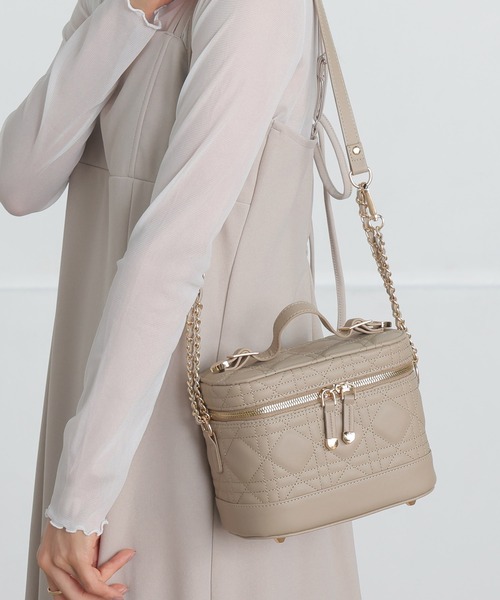 ALTROSE(アルトローズ)の「3WAY バニティバッグ キルティング ショルダーバッグ エレブ(ショルダーバッグ・レディース・ブラック/アイボリー/ピンク/ベージュ/ライトブルー・FREE)」の19枚目の写真