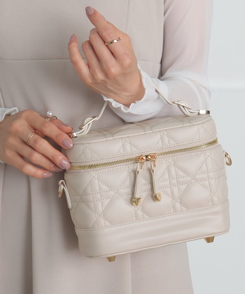 ALTROSE(アルトローズ)の「3WAY バニティバッグ キルティング ショルダーバッグ エレブ(ショルダーバッグ・レディース・ブラック/アイボリー/ピンク/ベージュ/ライトブルー・FREE)」の6枚目の写真