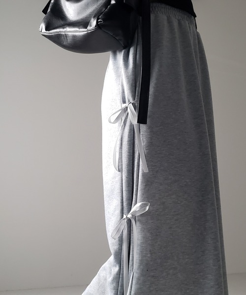 me+em select(ミームセレクト)の「【 2color 】3ストラップサイドリボンロングスウェットスカート/ three strap side ribbon long sweat skirt(スカート・レディース・グレー/ブラック・FREE)」の6枚目の写真