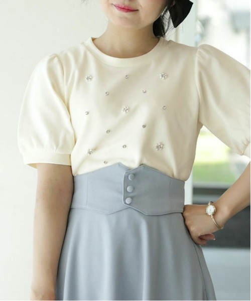 F i.n.t(フィント)の「パール&ビジューフラワーカットトップス/fint(Tシャツ/カットソー・レディース・ライトブルー/ブラック/オフホワイト/ライトピンク・FREE)」の1枚目の写真