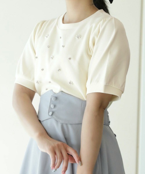 F i.n.t(フィント)の「パール&ビジューフラワーカットトップス/fint(Tシャツ/カットソー・レディース・ライトブルー/ブラック/オフホワイト/ライトピンク・FREE)」の5枚目の写真