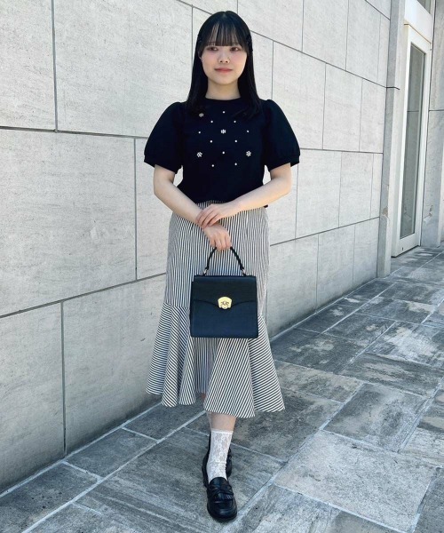 F i.n.t(フィント)の「パール&ビジューフラワーカットトップス/fint(Tシャツ/カットソー・レディース・ライトブルー/ブラック/オフホワイト/ライトピンク・FREE)」の21枚目の写真