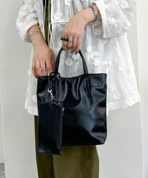 fredy emue（フレディエミュ）の「メタリック２WAYトートバック（ショルダーバッグ・レディース・ブラック/ブルー/シルバー・FREE）」の2枚目の写真