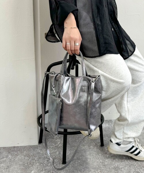 fredy emue（フレディエミュ）の「メタリック２WAYトートバック（ショルダーバッグ・レディース・ブラック/ブルー/シルバー・FREE）」の4枚目の写真