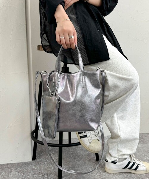 fredy emue（フレディエミュ）の「メタリック２WAYトートバック（ショルダーバッグ・レディース・ブラック/ブルー/シルバー・FREE）」の5枚目の写真