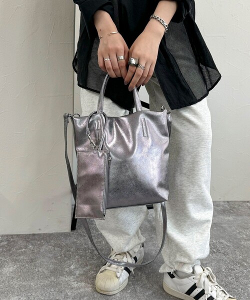 fredy emue（フレディエミュ）の「メタリック２WAYトートバック（ショルダーバッグ・レディース・ブラック/ブルー/シルバー・FREE）」の6枚目の写真