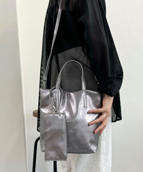 fredy emue（フレディエミュ）の「メタリック２WAYトートバック（ショルダーバッグ・レディース・ブラック/ブルー/シルバー・FREE）」の7枚目の写真