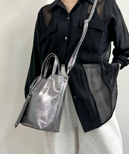 fredy emue（フレディエミュ）の「メタリック２WAYトートバック（ショルダーバッグ・レディース・ブラック/ブルー/シルバー・FREE）」の8枚目の写真