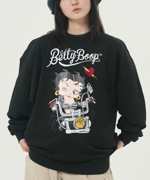 BETTY BOOP(ベティ・ブープ)の「BETTY バイク前後プリントトレーナー(M1)(スウェット・メンズ・チャコールグレー/オートミール/ブラック・MEDIUM/LARGE/X-LARGE)」の1枚目の写真