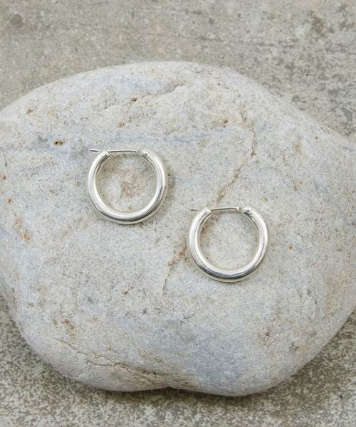 And A（アンドエー）の「And A アンドエー / SILVER925 MEDIUM HOOP PIERCE シルバー925ミディアムフープピアス（両耳用） / AA-A24U008（ピアス（両耳用）・メンズ・シルバー・MEDIUM）」の5枚目の写真