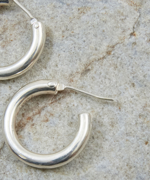 And A（アンドエー）の「And A アンドエー / SILVER925 MEDIUM HOOP PIERCE シルバー925ミディアムフープピアス（両耳用） / AA-A24U008（ピアス（両耳用）・メンズ・シルバー・MEDIUM）」の9枚目の写真