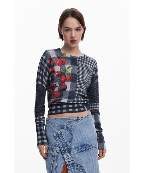 Desigual(デシグアル)の「チェリープリント パッチワーク ロングスリーブ(ニット/セーター・レディース・マルチ・XL/M/S/XS/L)」の4枚目の写真