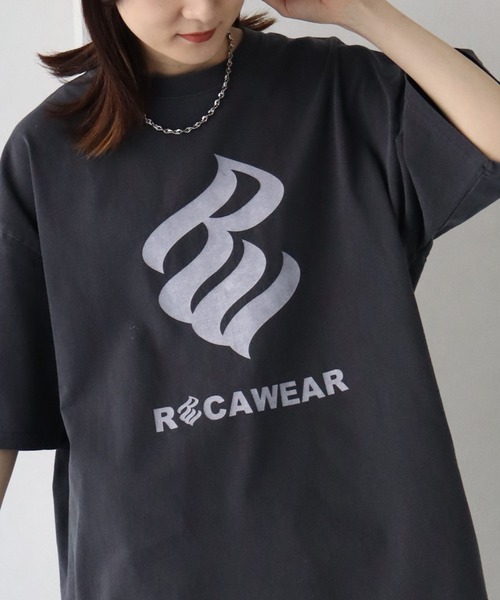 ROCAWEAR(ロカウェア)の「【ROCAWEAR/ロカウェア】ヴィンテージピグメント加工 ロゴプリント 半袖Tシャツ(Tシャツ/カットソー・メンズ・スミクロ/ブラック系1・XL/M/L)」の2枚目の写真