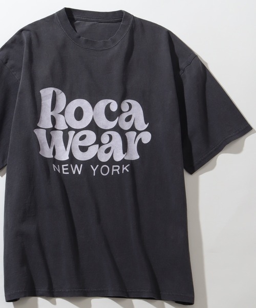 ROCAWEAR(ロカウェア)の「【ROCAWEAR/ロカウェア】ヴィンテージピグメント加工 ロゴプリント 半袖Tシャツ(Tシャツ/カットソー・メンズ・スミクロ/ブラック系1・XL/M/L)」の1枚目の写真