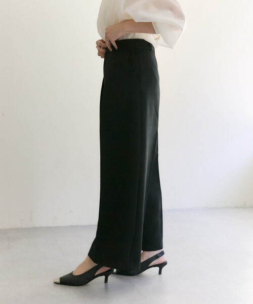 ear PAPILLONNER（イアパピヨネ）の「カーブパンツ【SUM1 STYLE