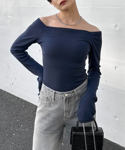 オフショルダー黒ベルベットトップス セール】【LVEU.】ベーシックオフショルトップス / トップス