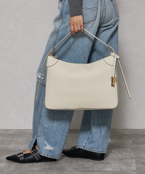 Ungrid(アングリッド)の「【Ungrid/アングリッド】シンプルスムース プレートチャーム付ラージショルダーバッグ(ショルダーバッグ・レディース・ブラック/アイボリー/ダークベージュ/キャメル/グレー・FREE)」の2枚目の写真