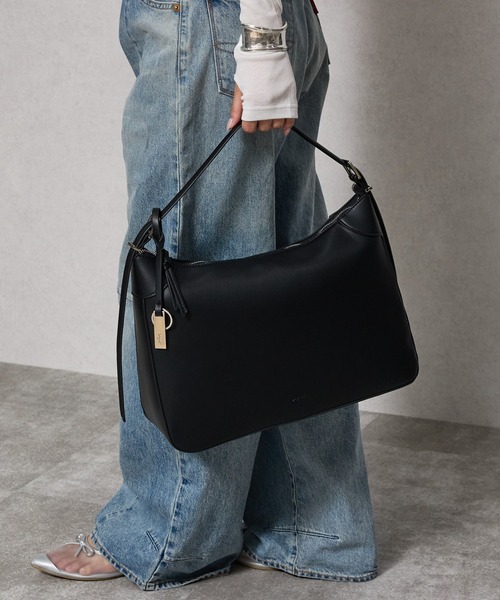 Ungrid(アングリッド)の「【Ungrid/アングリッド】シンプルスムース プレートチャーム付ラージショルダーバッグ(ショルダーバッグ・レディース・ブラック/アイボリー/ダークベージュ/キャメル/グレー・FREE)」の3枚目の写真