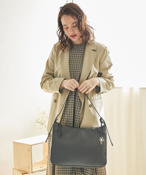 Ungrid(アングリッド)の「【Ungrid/アングリッド】シンプルスムース プレートチャーム付ラージショルダーバッグ(ショルダーバッグ・レディース・ブラック/アイボリー/ダークベージュ/キャメル/グレー・FREE)」の8枚目の写真