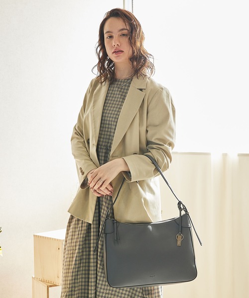 Ungrid(アングリッド)の「【Ungrid/アングリッド】シンプルスムース プレートチャーム付ラージショルダーバッグ(ショルダーバッグ・レディース・ブラック/アイボリー/ダークベージュ/キャメル/グレー・FREE)」の9枚目の写真