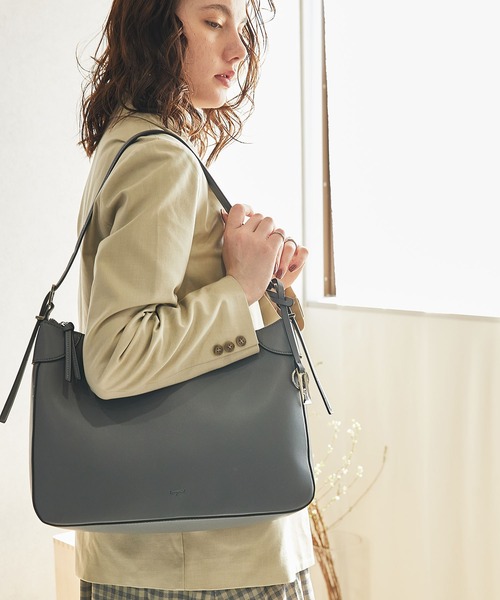Ungrid(アングリッド)の「【Ungrid/アングリッド】シンプルスムース プレートチャーム付ラージショルダーバッグ(ショルダーバッグ・レディース・ブラック/アイボリー/ダークベージュ/キャメル/グレー・FREE)」の11枚目の写真