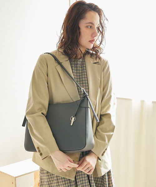 Ungrid(アングリッド)の「【Ungrid/アングリッド】シンプルスムース プレートチャーム付ラージショルダーバッグ(ショルダーバッグ・レディース・ブラック/アイボリー/ダークベージュ/キャメル/グレー・FREE)」の12枚目の写真