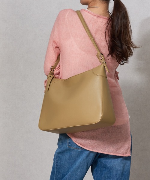 Ungrid(アングリッド)の「【Ungrid/アングリッド】シンプルスムース プレートチャーム付ラージショルダーバッグ(ショルダーバッグ・レディース・ブラック/アイボリー/ダークベージュ/キャメル/グレー・FREE)」の20枚目の写真