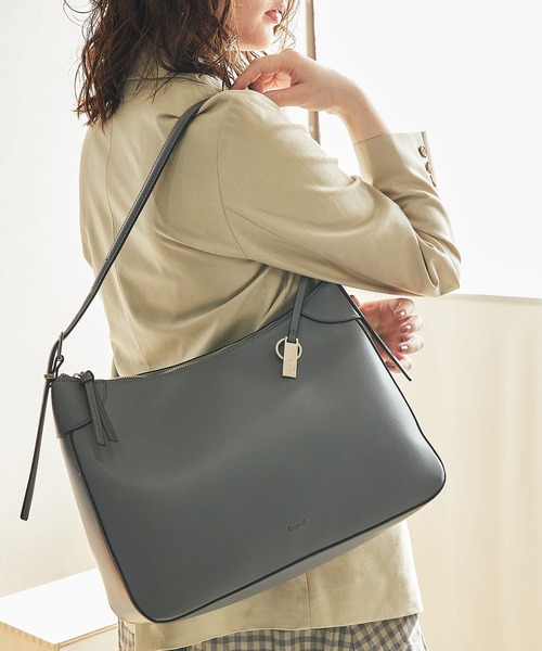 Ungrid(アングリッド)の「【Ungrid/アングリッド】シンプルスムース プレートチャーム付ラージショルダーバッグ(ショルダーバッグ・レディース・ブラック/アイボリー/ダークベージュ/キャメル/グレー・FREE)」の21枚目の写真