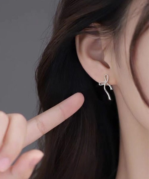 yu-ka(ユーカ)の「YU-KA:スリムリボンピアス / slim ribbon pierce(ピアス(両耳用)・レディース・シルバー・FREE)」の1枚目の写真