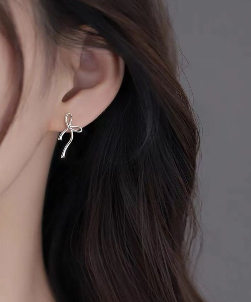 yu-ka(ユーカ)の「YU-KA:スリムリボンピアス / slim ribbon pierce(ピアス(両耳用)・レディース・シルバー・FREE)」の2枚目の写真