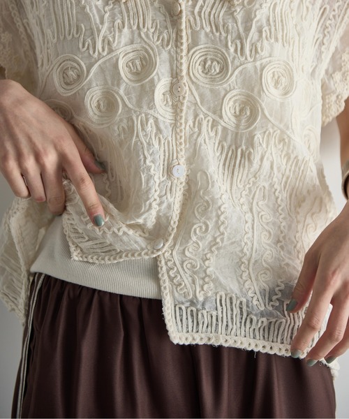 THE YOn（ザヨン）の「コードレースフレンチスリーブコットンブラウス（シャツ/ブラウス・レディース・アイボリー/ブラック・FREE）」の13枚目の写真