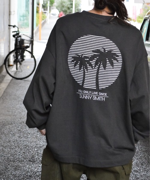Sunny Smith(サニースミス)の「【SUNNY SMITH】SUNSETヤシの木柄 両面刺繍ロングスリーブTシャツ(Tシャツ/カットソー・レディース・スモークグレー/ホワイト・LARGE/MEDIUM)」の1枚目の写真