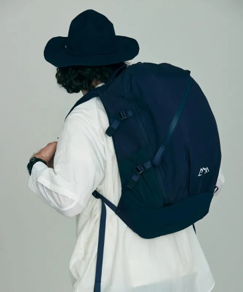 CMF OUTDOOR GARMENT（シーエムエフアウトドアガーメント）の「CMF OUTDOOR GARMENT/シーエムエフ アウトドアガーメント  BACKPACKERZ 32 SMOOTH NYLON（バックパック/リュック・メンズ・ネイビー/ブラック・F）」の3枚目の写真