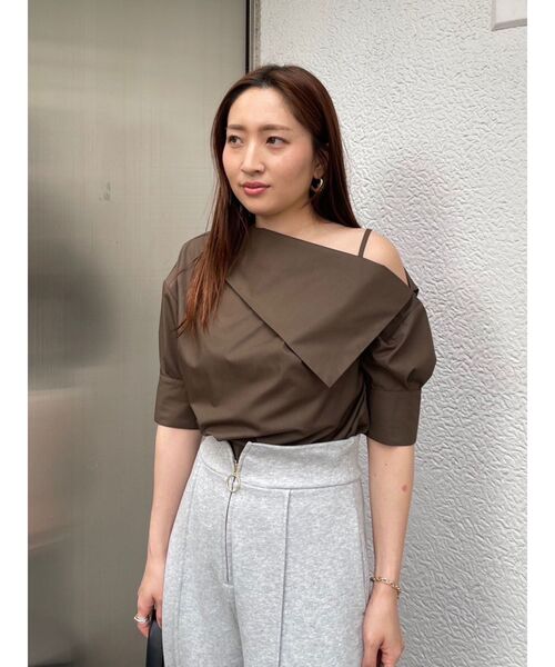 LAGUNAMOON(ラグナムーン)の「アシメネックデザインブラウス(シャツ/ブラウス・レディース・イエロー/ホワイト/ブラウン・FREE)」の3枚目の写真