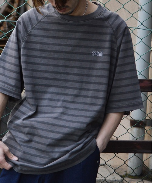 Sunny Smith(サニースミス)の「ボーダーオーバーダイ ラグランロゴ刺繍Tシャツ(Tシャツ/カットソー・メンズ・ベージュ/オリーブ/スモークグレー・LARGE/MEDIUM)」の10枚目の写真