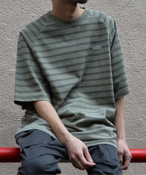 Sunny Smith(サニースミス)の「ボーダーオーバーダイ ラグランロゴ刺繍Tシャツ(Tシャツ/カットソー・メンズ・ベージュ/オリーブ/スモークグレー・LARGE/MEDIUM)」の18枚目の写真