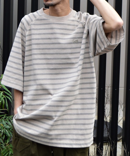 Sunny Smith(サニースミス)の「ボーダーオーバーダイ ラグランロゴ刺繍Tシャツ(Tシャツ/カットソー・メンズ・ベージュ/オリーブ/スモークグレー・LARGE/MEDIUM)」の4枚目の写真