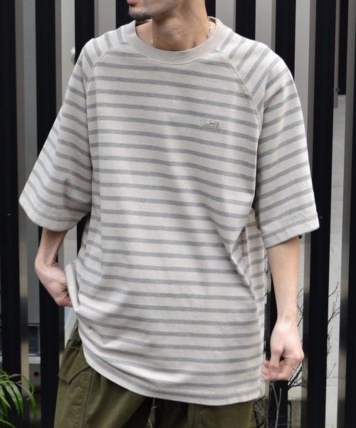 Sunny Smith(サニースミス)の「ボーダーオーバーダイ ラグランロゴ刺繍Tシャツ(Tシャツ/カットソー・メンズ・ベージュ/オリーブ/スモークグレー・LARGE/MEDIUM)」の5枚目の写真