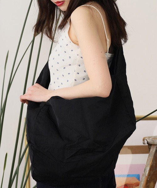 ROOPTOKYO（ループトウキョウ）の「【大容量】パフィーショルダーバッグ（ショルダーバッグ・レディース・ホワイト/ブラック・FREE）」の2枚目の写真